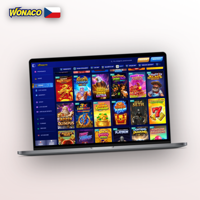 Hráč u velkého monitoru sleduje lobby Wonaco Casino na počítači